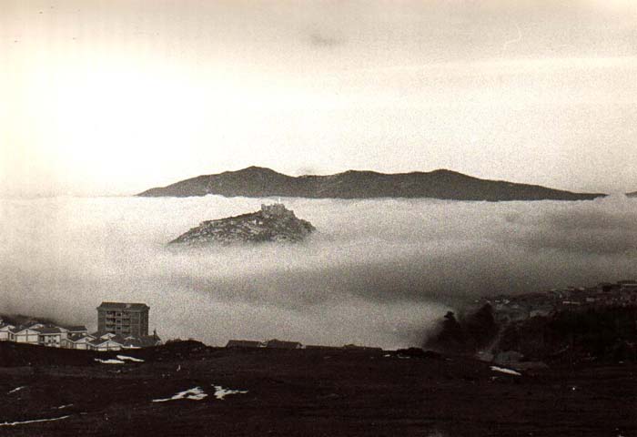 Mistretta e la nebbia (Fotografia di Enzo Lo Iacono)